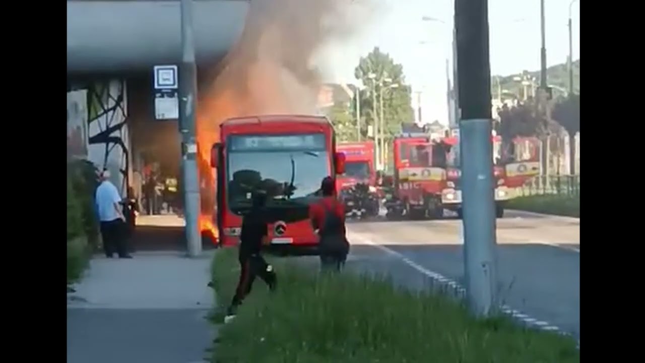 Na Patrónke začal horieť autobus MHD, niektoré linky museli presmerovať