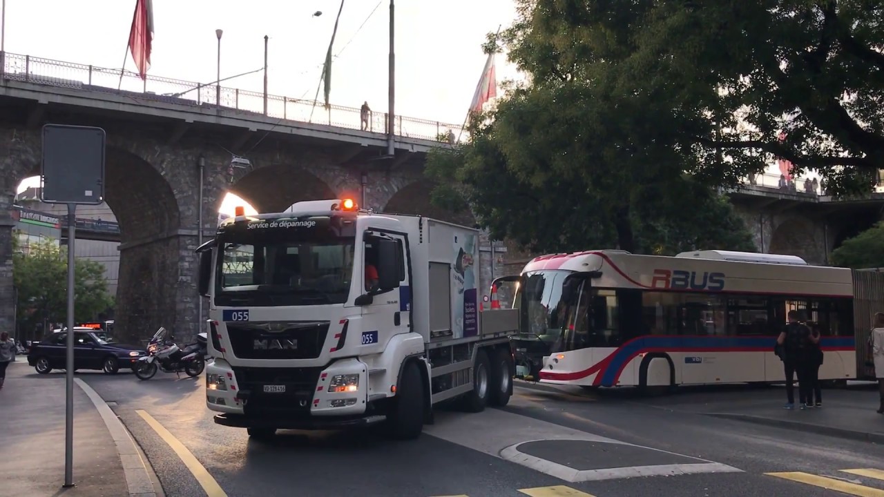 Remorquage du double articulé des VBL à Lausanne le 22.septembre.2017