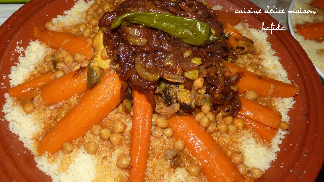 Couscous a la tête  de mouton  avec des oignons est raisin  secs caramélisé كسكس براس الغنمي