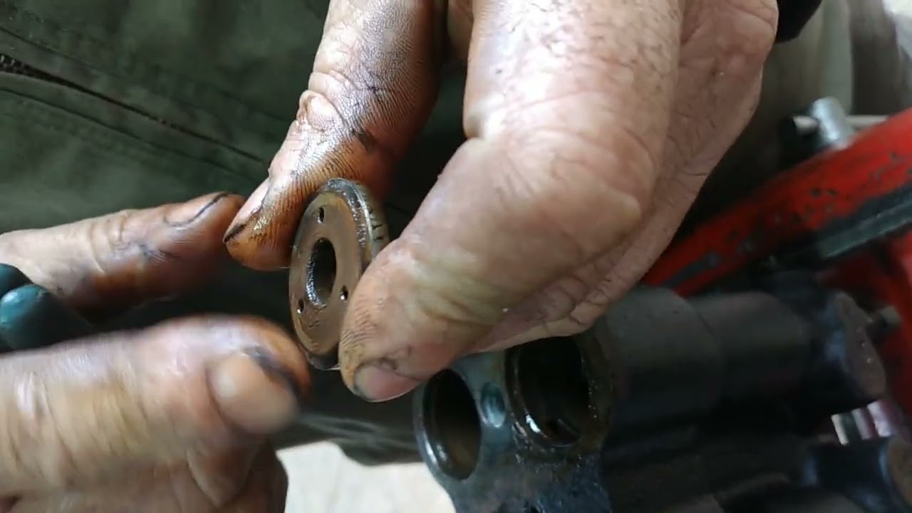 Manutenção na válvula de pedal de deslocamento da escavadeira, limpeza e troca de reparos
