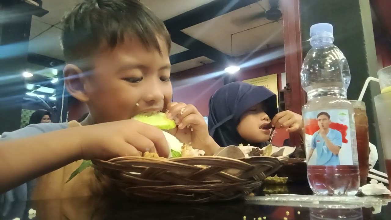 anak kecil lagi makan, lucu😄 takut kehabisan 🤣