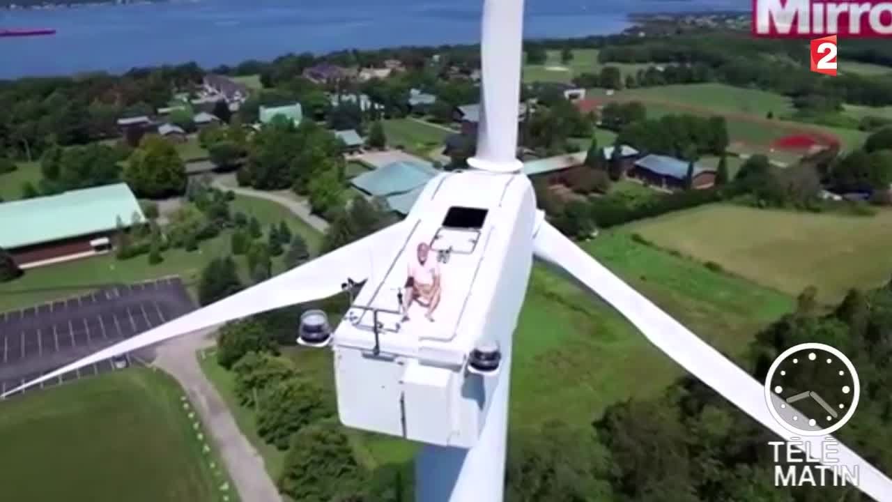 Un homme bronze en haut d'une éolienne - 2015/09/03