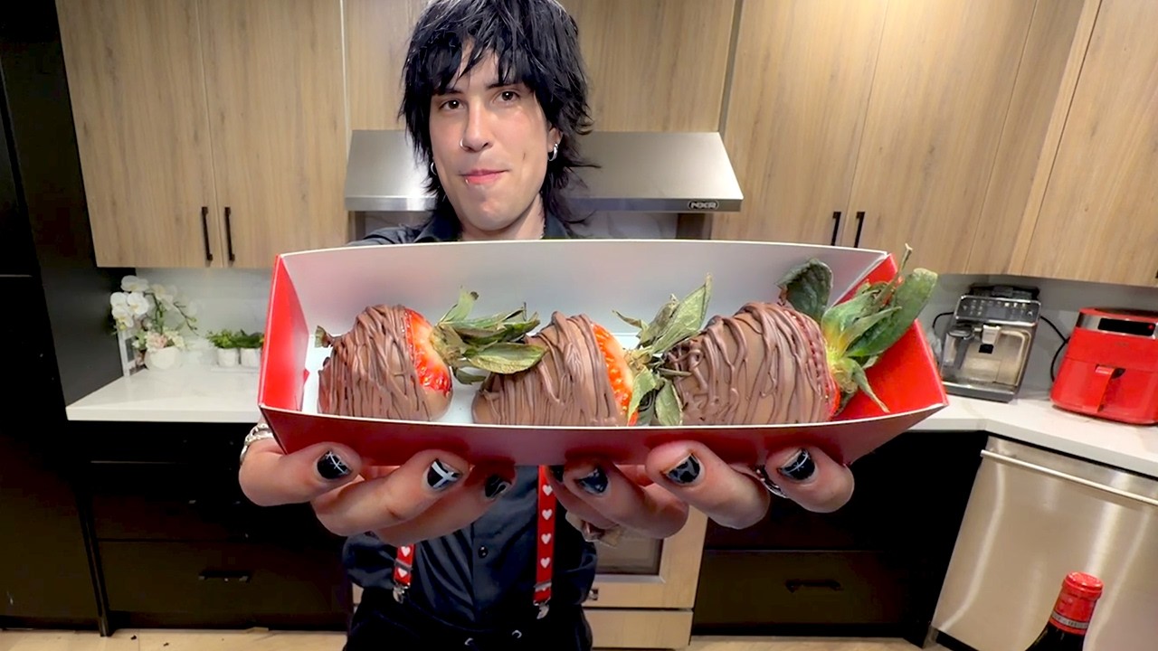 Making Pizza Roses & Strawberries In Chocolate! (Full Stream)