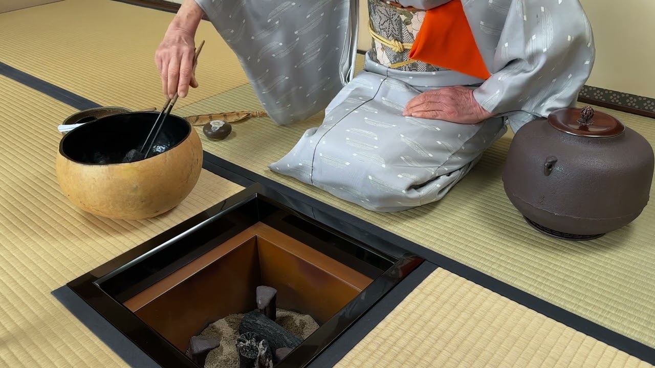 炉開きの時期　ふくべ（かんぴょうの実を乾かしたもの）の炭取を使って炭点前