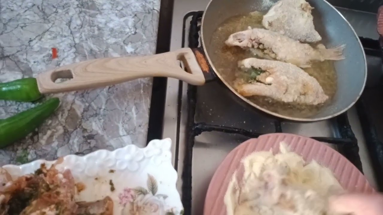 حوت مقلي مع البطاطس المقلية رافقتها مع السلطة وبصحة وراحة 