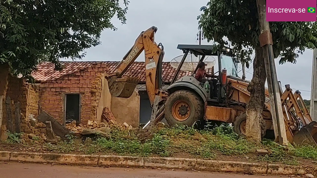 Retroescavadeira derrubando uma casa! (Case 580N)