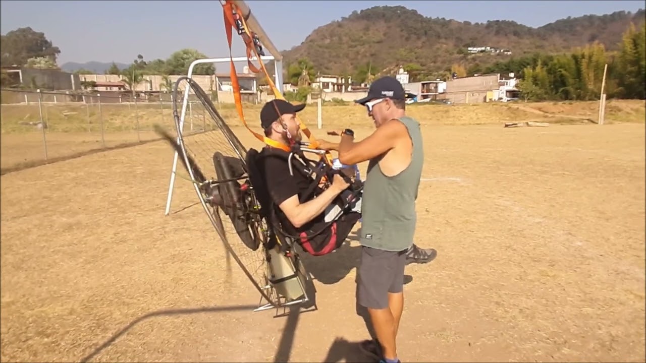 Motorschirm fliegen in Valle Bravo Mexiko