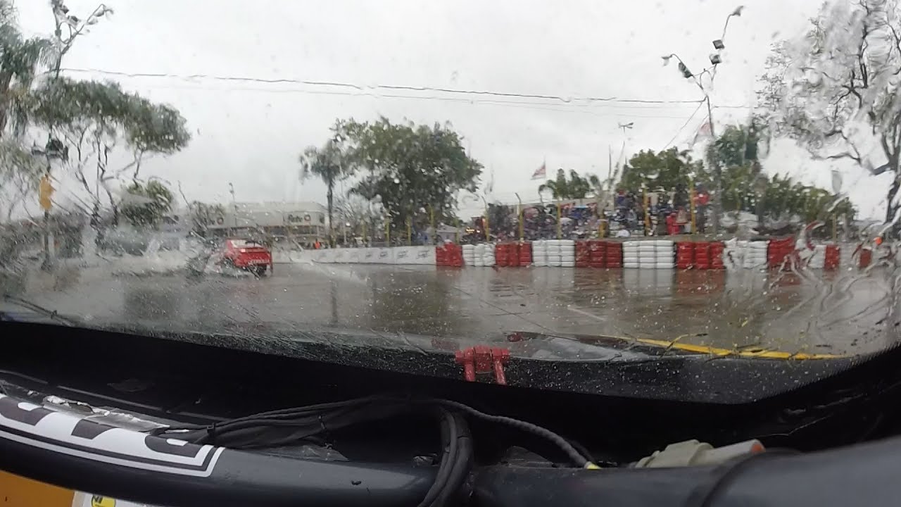 Leonel Pernía bajo la lluvia en el callejero de Santa Fe (01-09-2018) Carburando.com