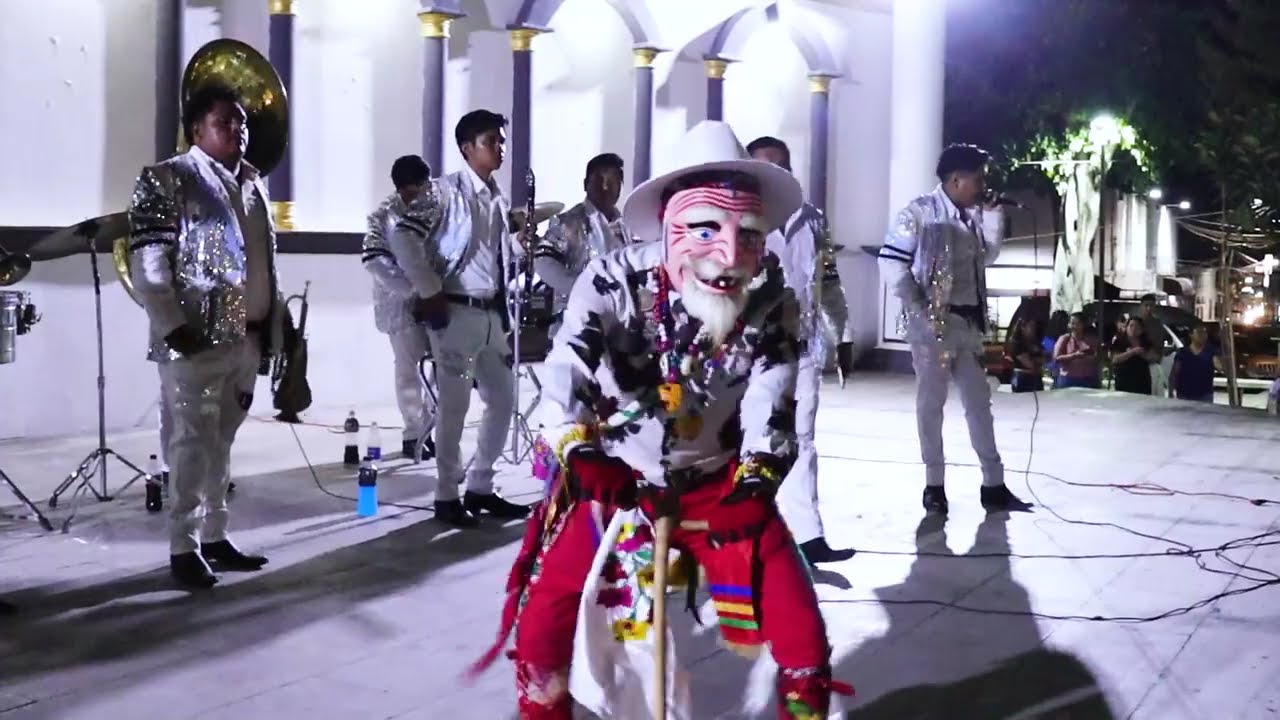 BAnda Lunera - En El Zocalo DE Tlapa De Comonfort - Mix LANIÑA DEL TELEFONO EL NORTEÑO SIN DINERO