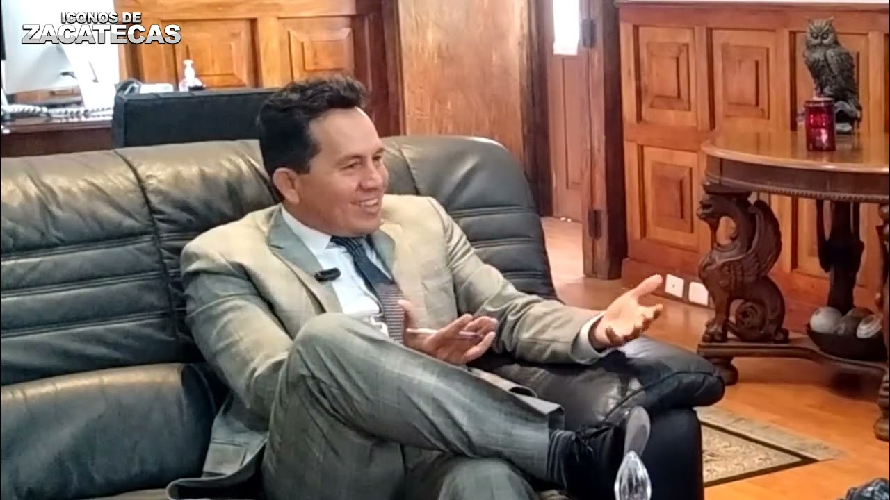 ICONOS DE ZACATECAS con el presidente del tribunal superior de justicia, el Mgdo. Carlos Villegas M.