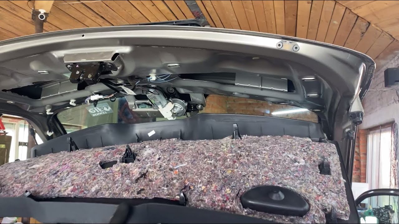 How to Remove Tailgate Panel Renault Megane 2 (2002-2009)