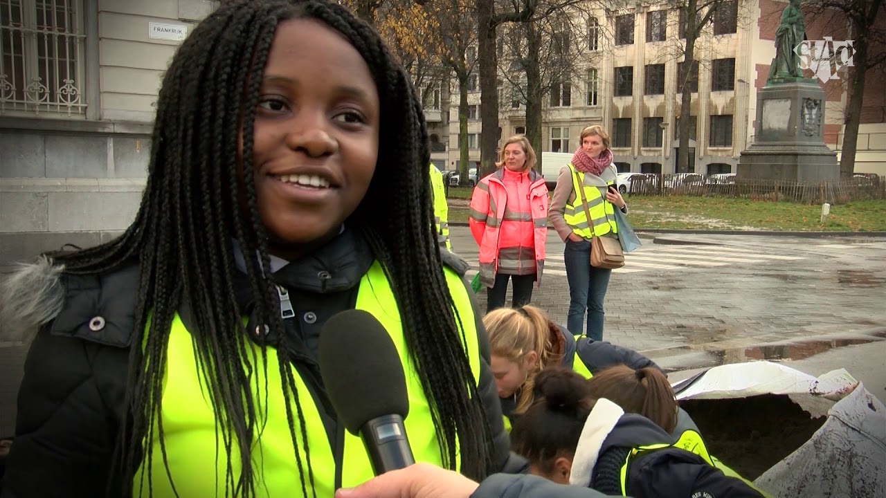 Leerlingen Onze Lieve Vrouwecollege planten eerste bomen op Frankrijklei