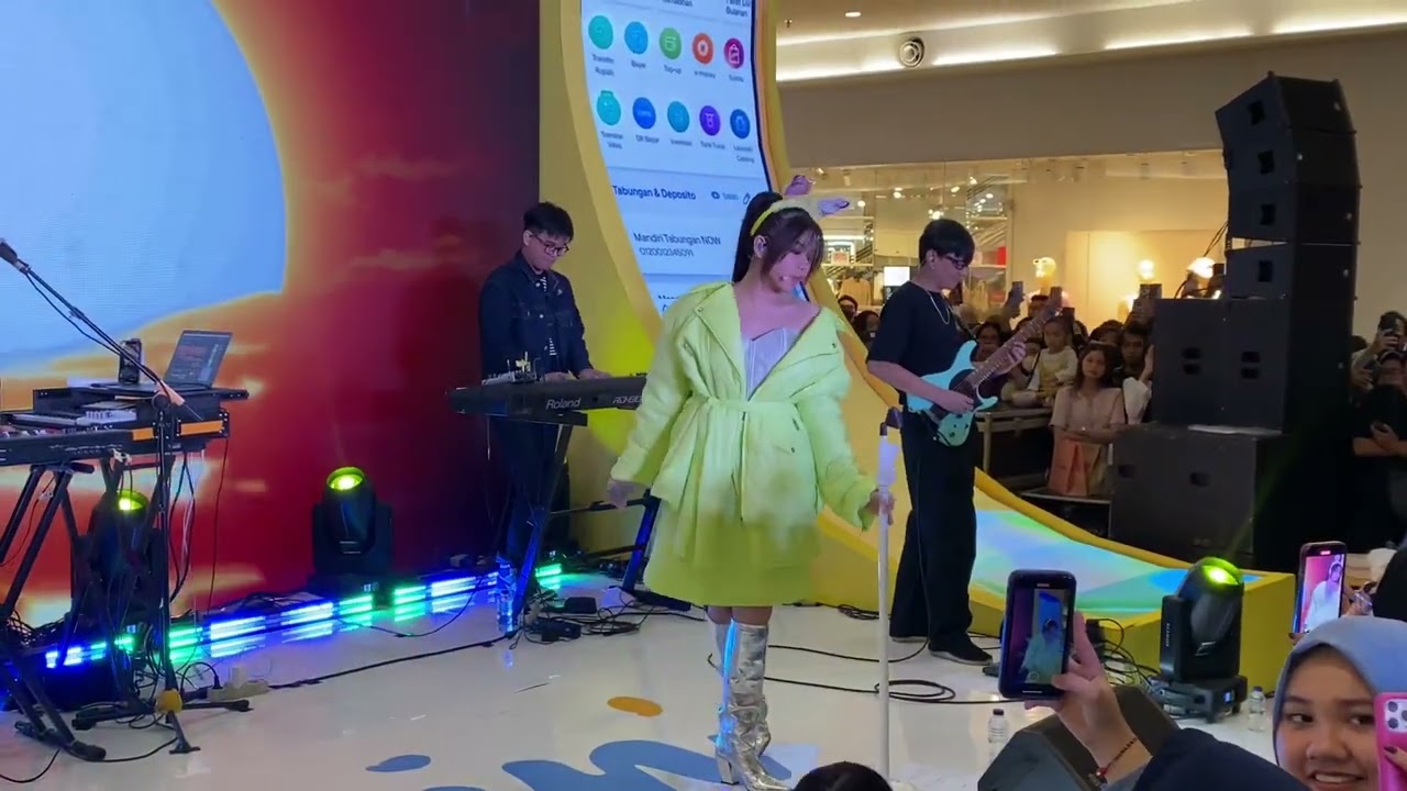 Tiara Andini - Menjadi Dia (Mandiri Fest at Pakuwon Mall Surabaya)