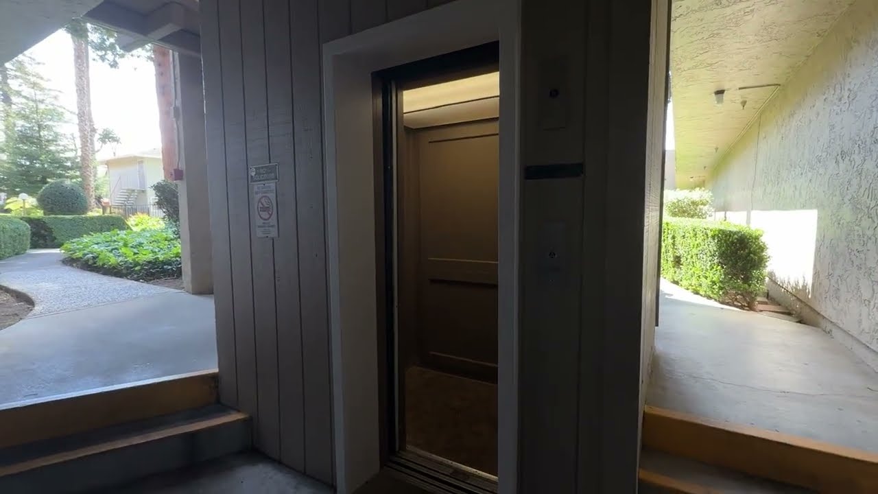 This elevator does not deserve my atrocious camera work...