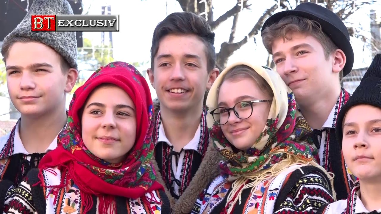 TRUSESTI:   Zeci de elevi au vestit nașterea Domnului în fața Primăriei
