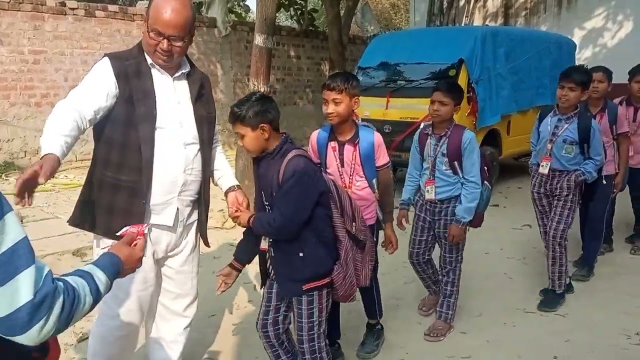 प्रधानाचार्य के जन्मदिन के अवसर पर विद्यालय में कार्यक्रम बच्चो के साथ मनाया गया 