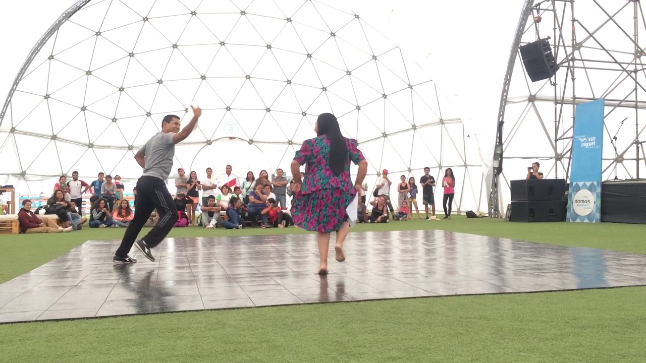 Adela Ahon acompañada de Leo Porras y Manuel Ñiquen