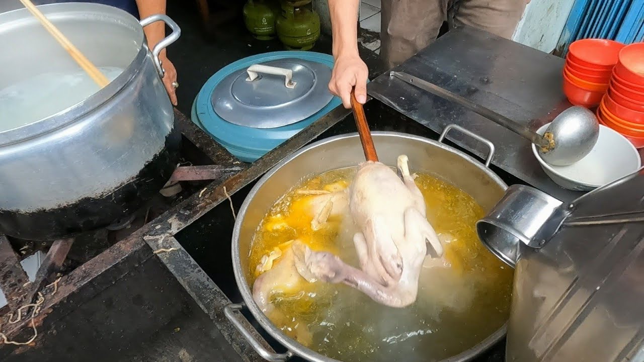 BAKMI AYAM KAMPUNG HAJI AHOK HALAL SEHARI BISA LUDES 50 EKOR & TERAMAI DI KOSAMBI !!