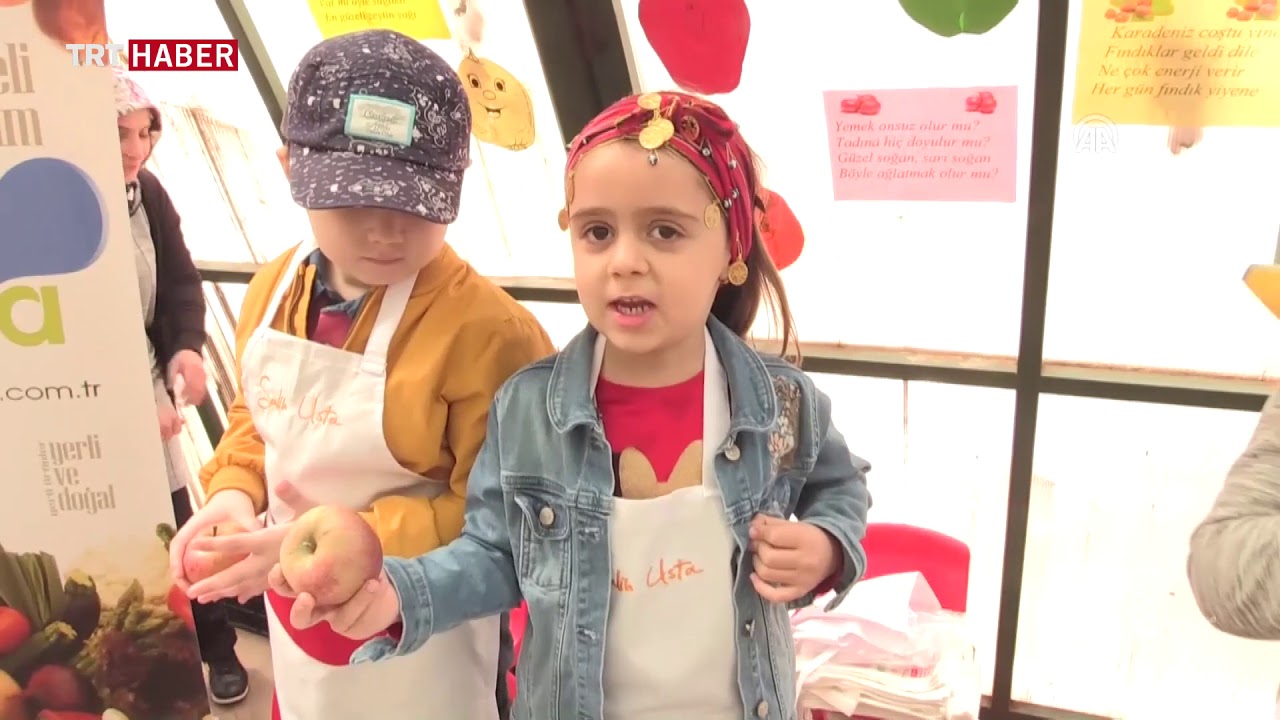 Minikler pazarcı kıyafeti giyip semt pazarında çalıştı.