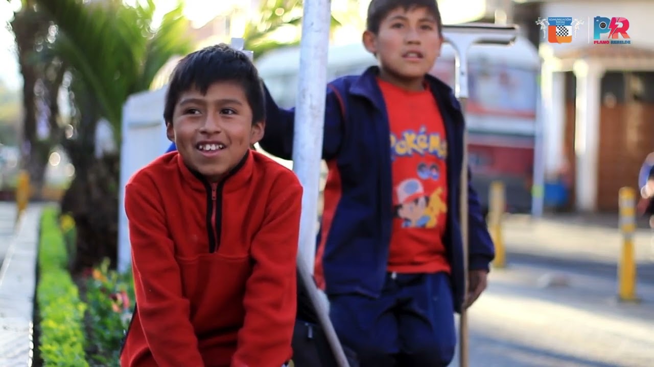 HAY UN NIÑO EN LA CALLE