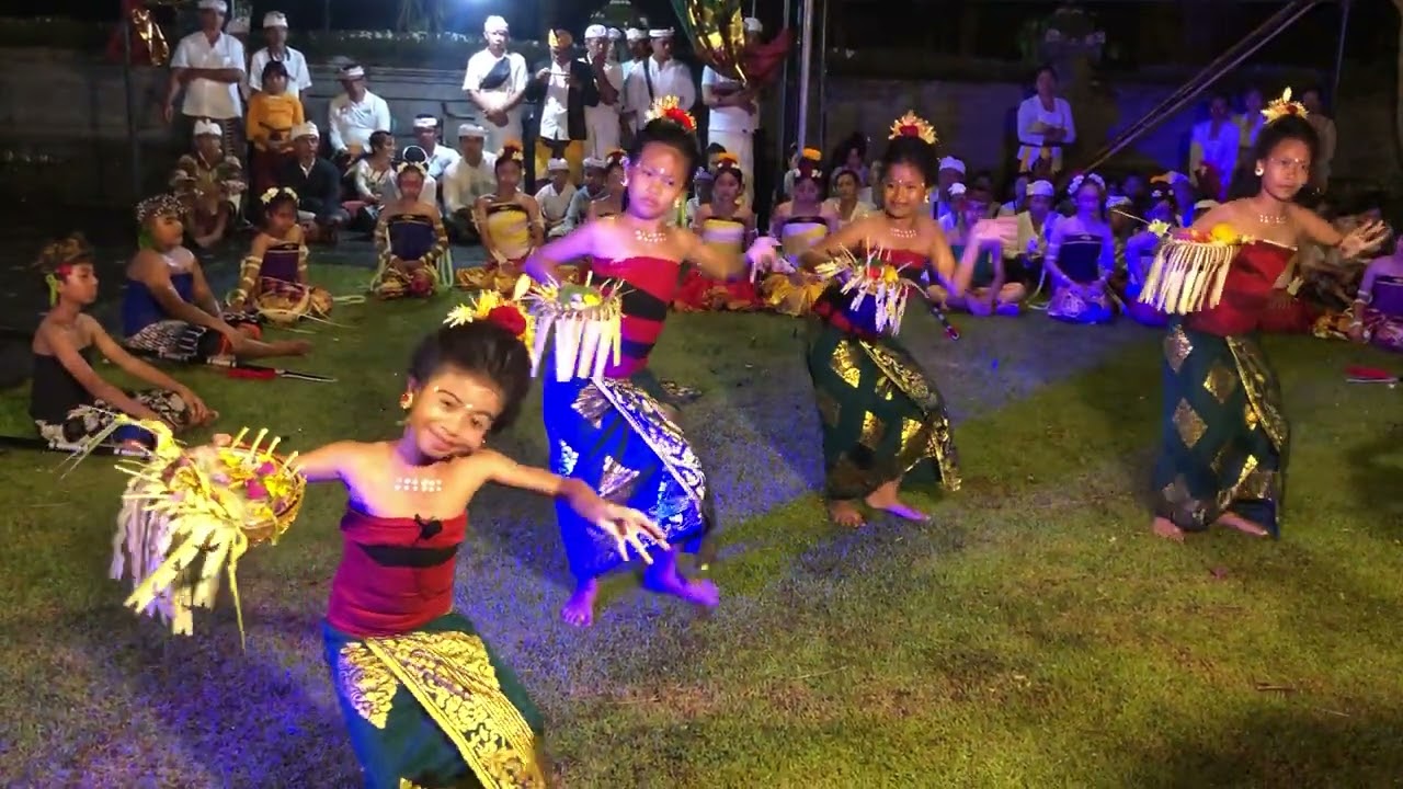 Ngayah ring Pura Dalem Samsam