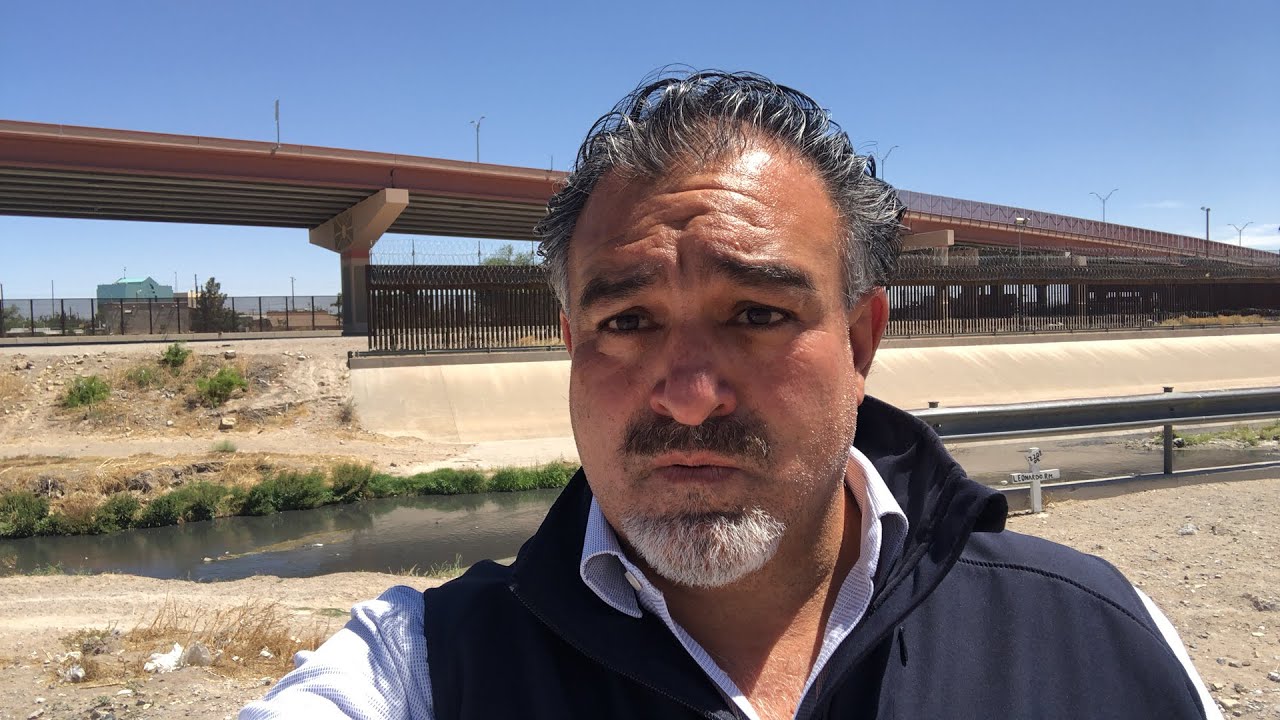 Una puerta en el muro en #laotrafrontera un lugar donde cruzan a EU !!!