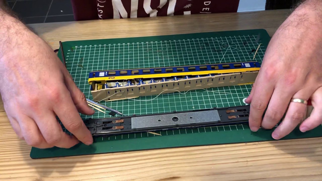 Binnenverlichting monteren in de ICK van Roco.