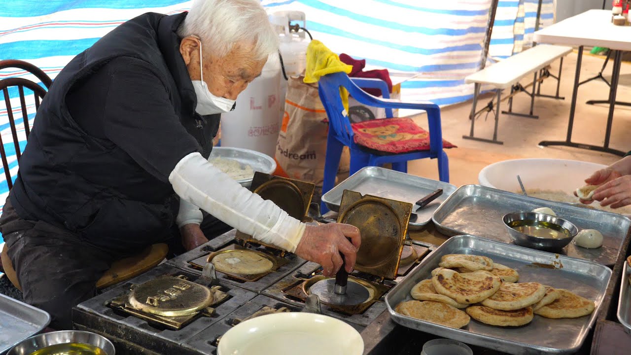 Хотток, сделанный здоровым 90-летним седовласым дедушкой / Корейская уличная еда