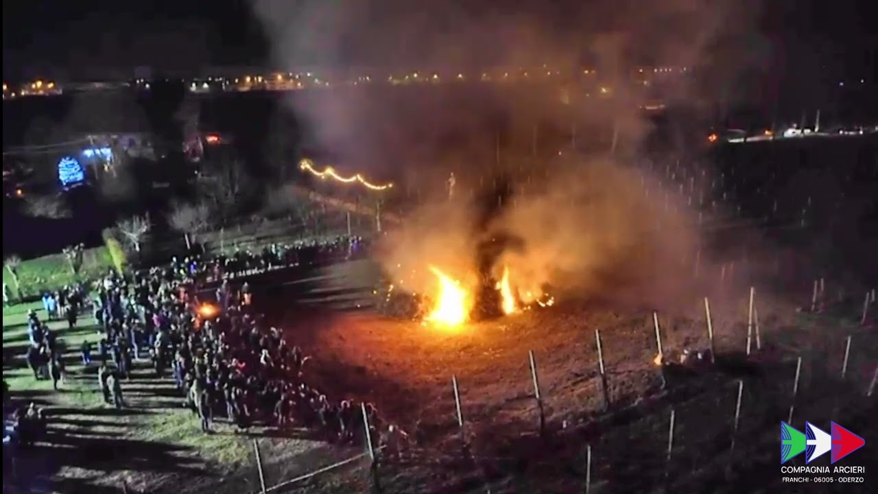 Drone   Gli Arcieri Franchi accendono il Pan e Vin dei Figadei a Lurano