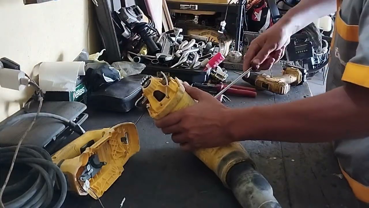parte 1 da desmontagem do martelo  rompedor SDS Max 5kg Dewalt