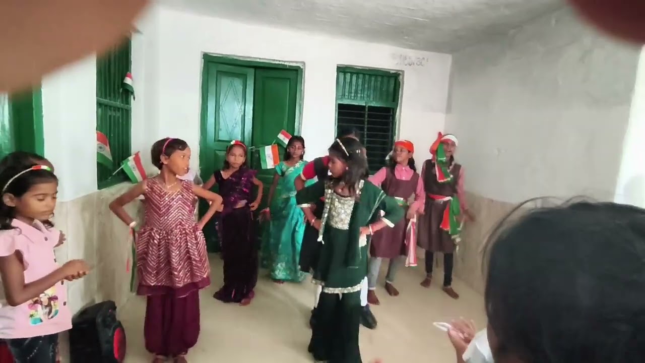 बड़ा नीक लागे अपने देशवा के माटी के प्रस्तुति देते प्राथमिक विद्यालय पाँती खुर्द के प्यारे बच्चे