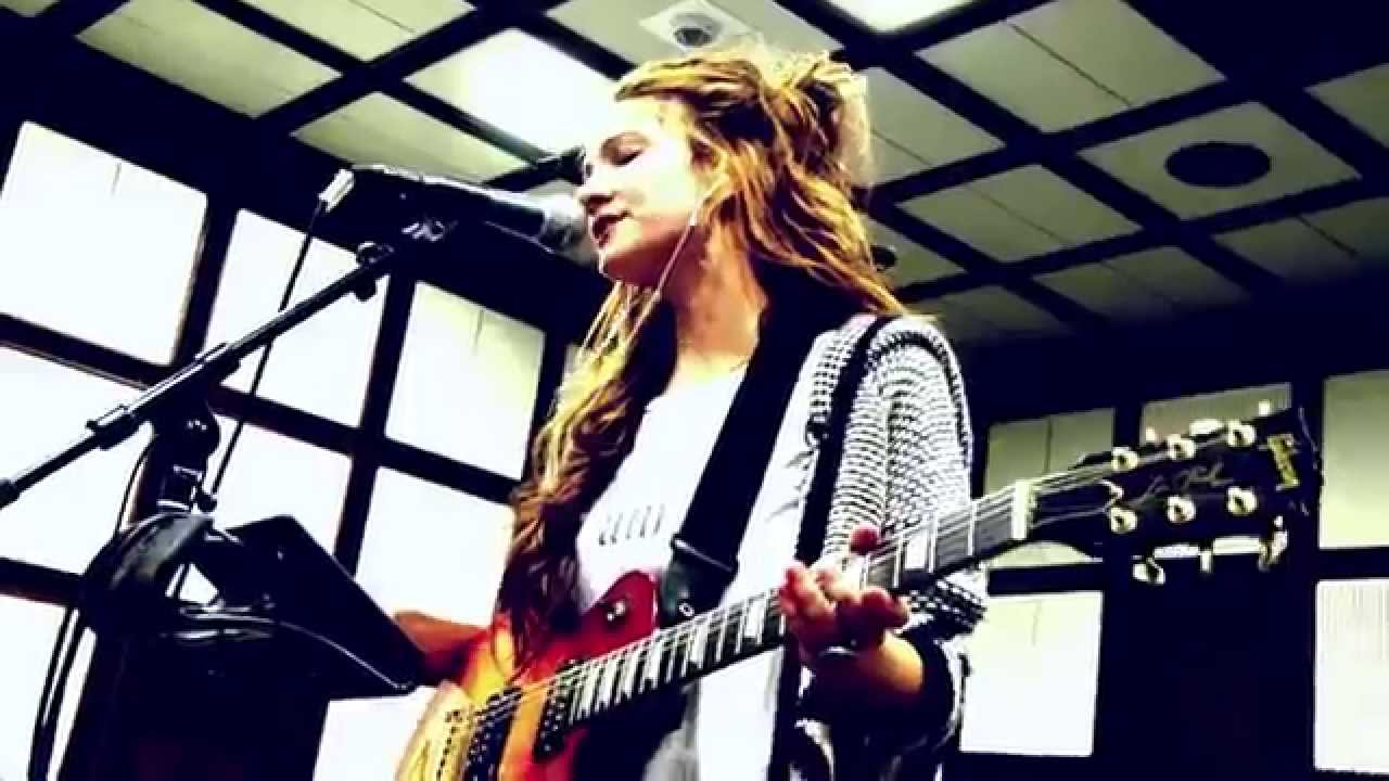 U VELIKOM STILU: SARA RENAR LIVE