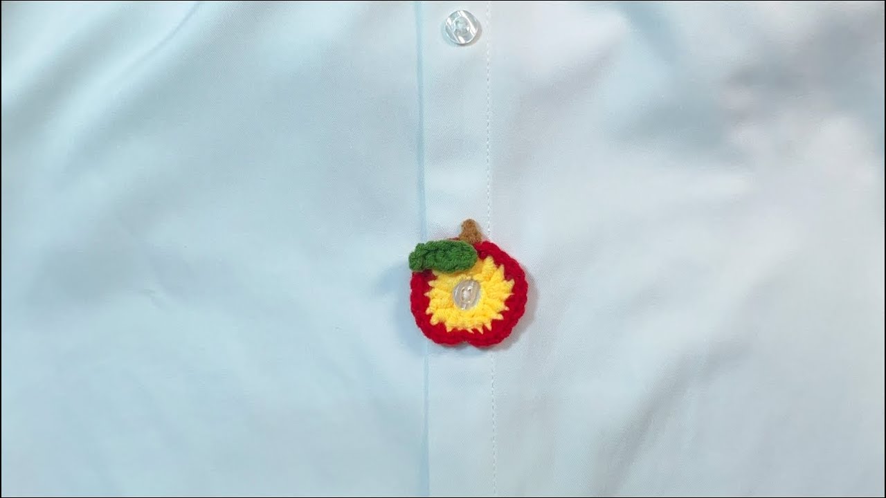 ￼ hướng dẫn móc khuy cài nút áo quả táo/Instructions for crocheting an apple-shaped buttonhole.