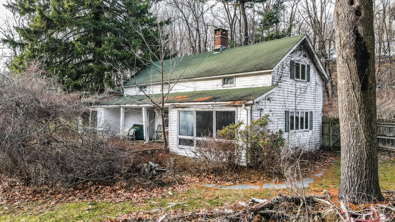 Exploring a Killer's ABANDONED House with EVERYTHING Left inside | Blood Stains Left