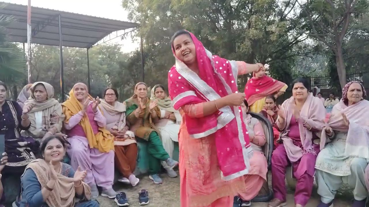 छोरा की पड़ी किलकार मेरा दिल धड़का, पार्क में फागुन का हरियाणवी लोकगीत एंड डांस 🥳🥳🥳🥳