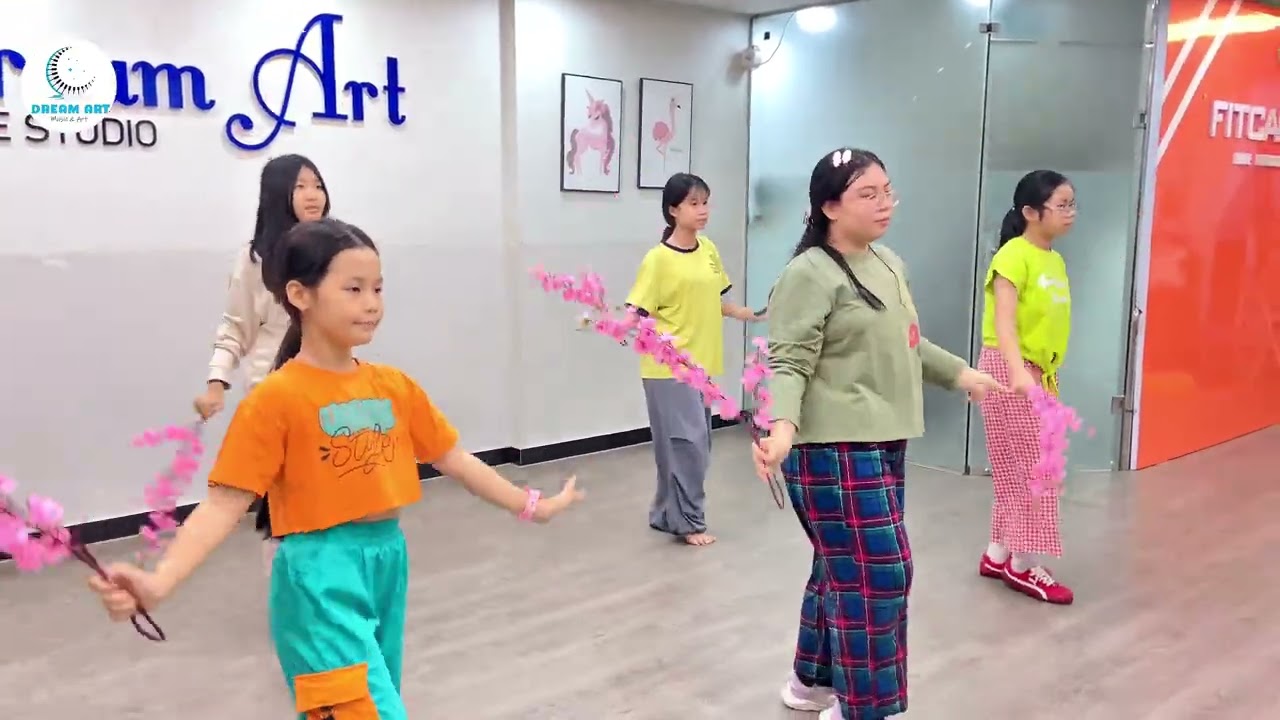🌸 LỚP HỌC NHẢY HIỆN ĐẠI TRÀN NGẬP SẮC XUÂN TẠI TRUNG TÂM NGHỆ THUẬT DREAM ART 🌸