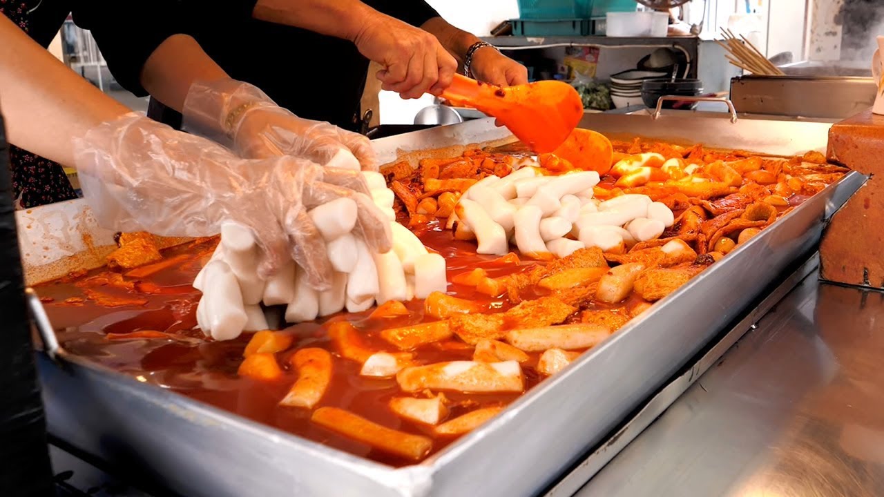 Гигантские плиты утюга Tteokbokki - Корейская уличная еда