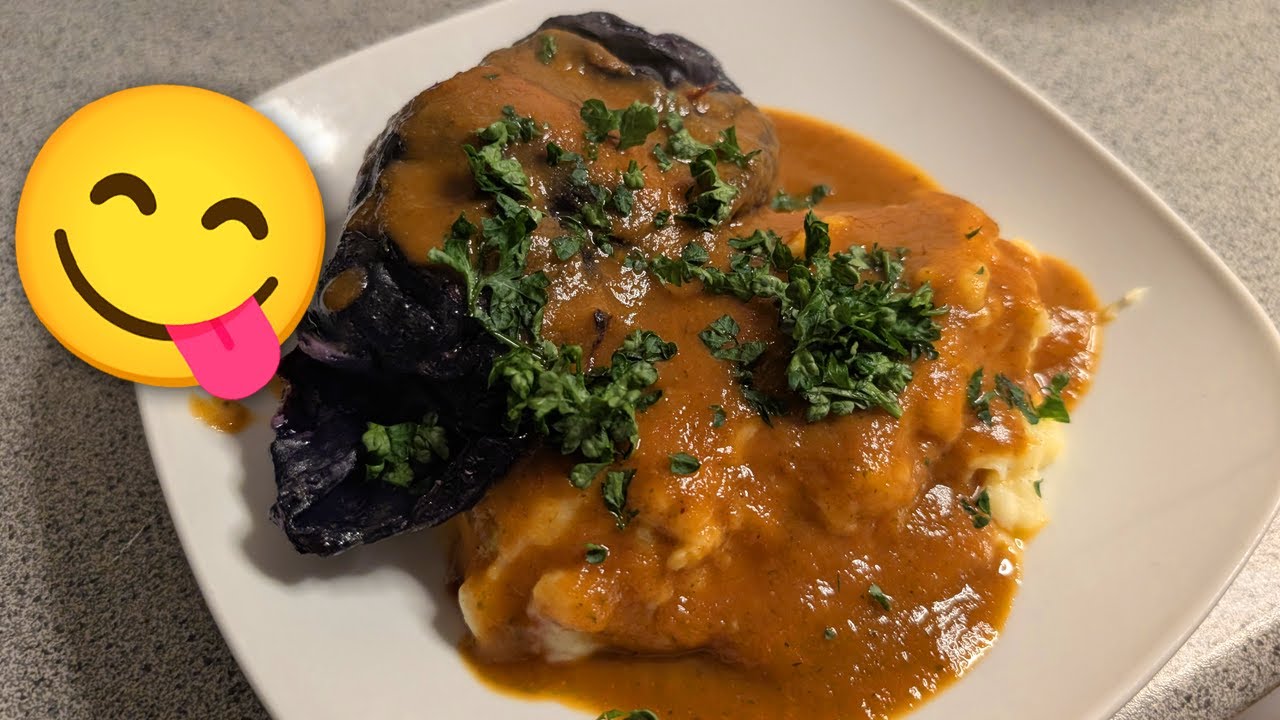 Праздничные рулетики из красной капусты с мясной начинкой.