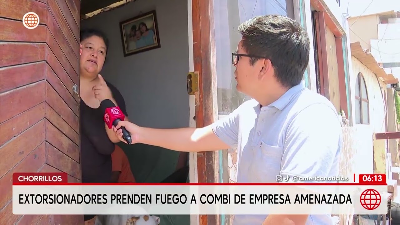 Extorsionadores queman combi de transporte público en Chorrillos