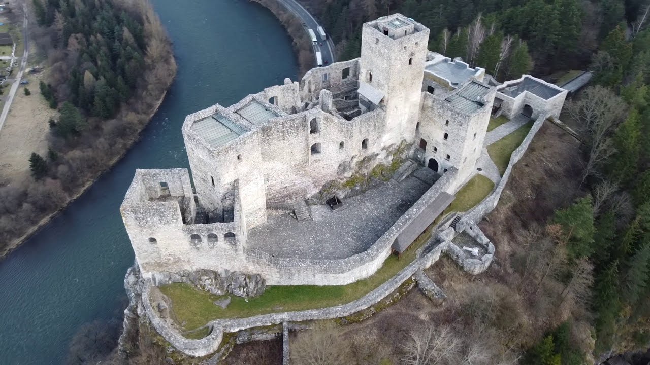 Замок. Готический замок в Словакии. Город Стречно (Strečno castle in Slovakia) 2021.