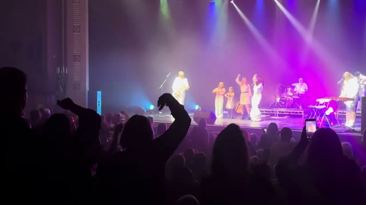 Gimme gimme gimme, Alhambra, Voyage abba