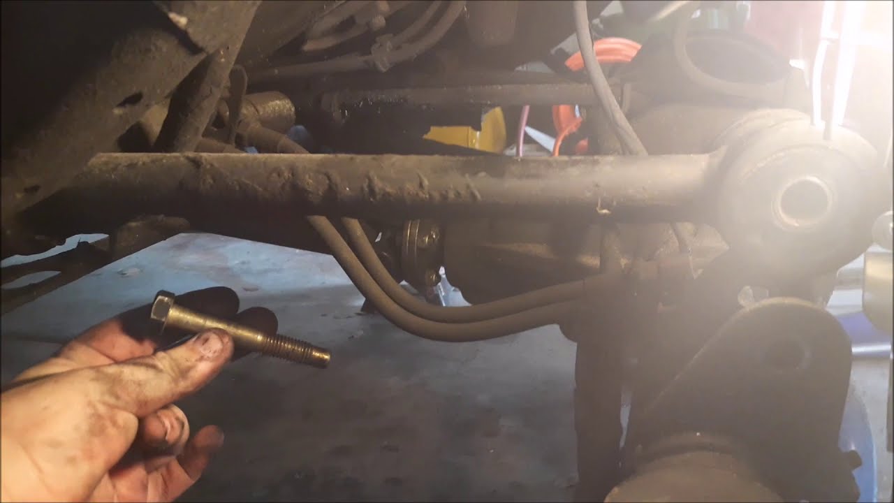 Volvo 240: Panhard Bar and Torque Rod Removal.