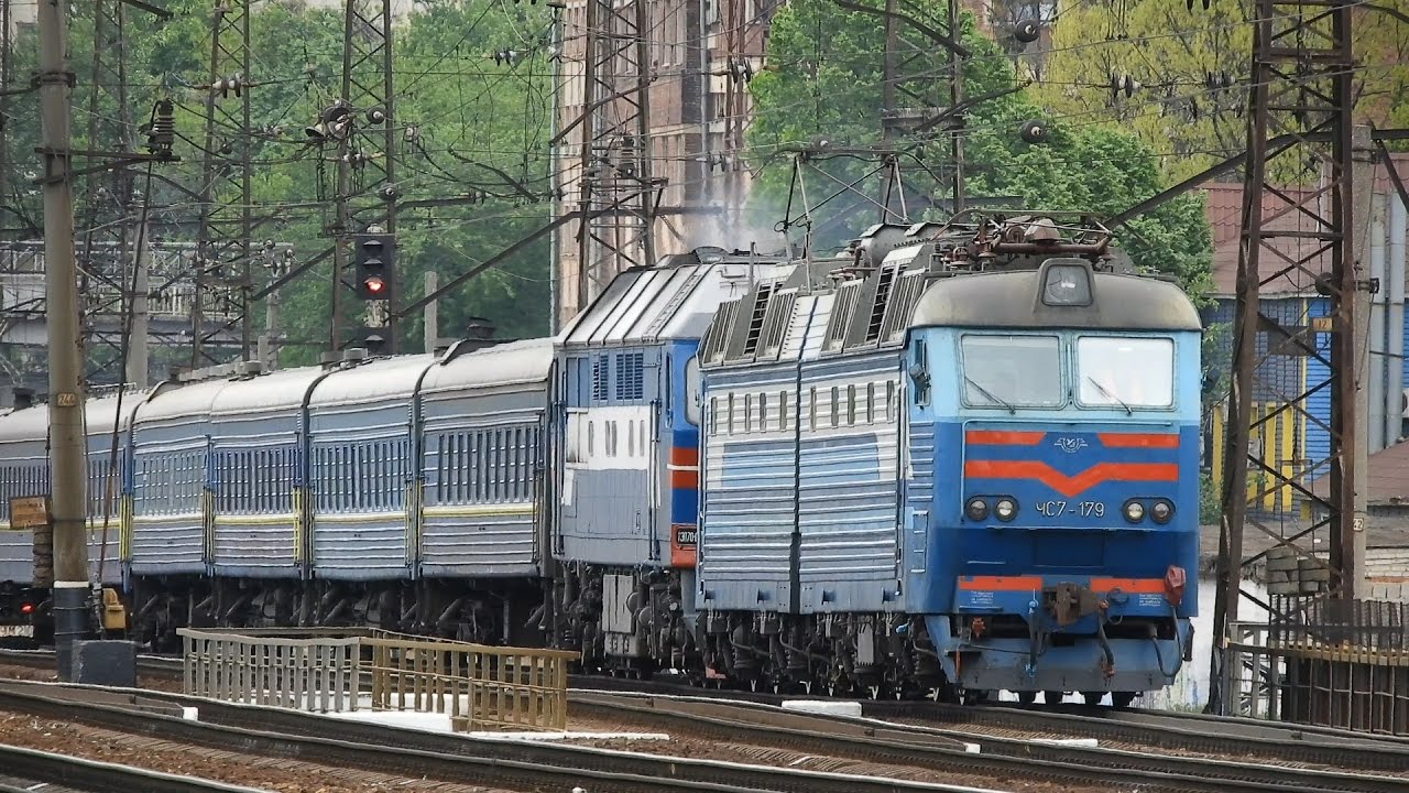 Електровоз ЧС7-179 і тепловоз ТЕП70-0055, ст. Харків-Пасажирський ПІВД. ЗАЛ.