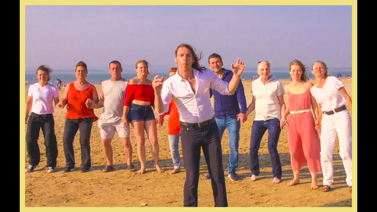 Thibault Wolf - Moins de Biens, Plus de Liens ( Clip Officiel )