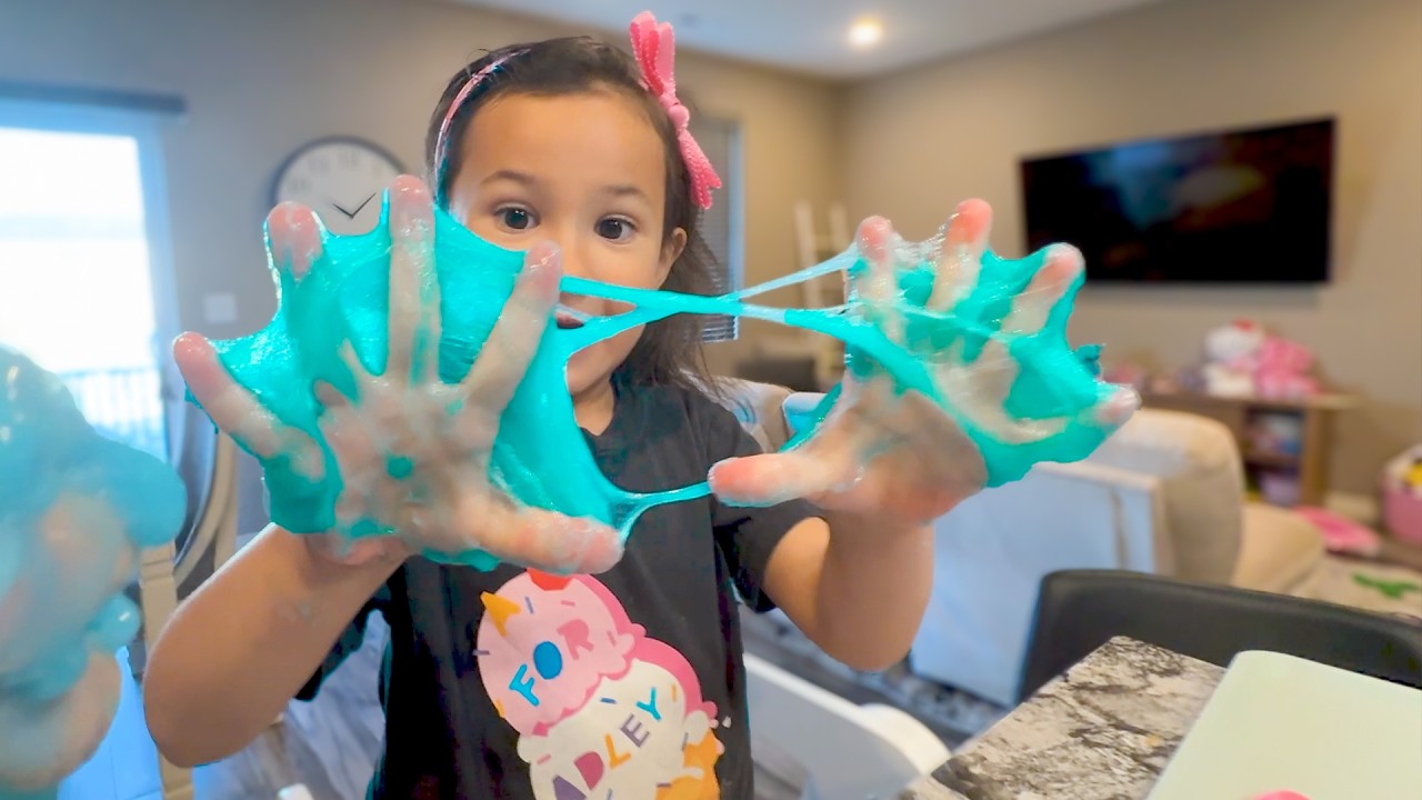 GLOW iN THE DARK SLiME EXPERiMENT!? OAKS 1ST TiME MAKiNG SLiME AT OUR HOUSE