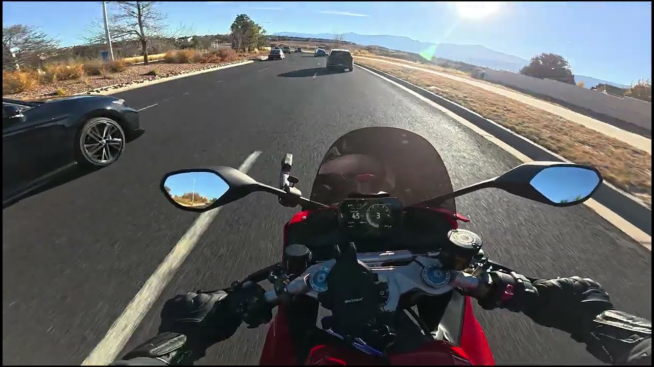 Ducati Panigale V2 S (2025) - Following the wife to the shopping center for Christmas gifts!