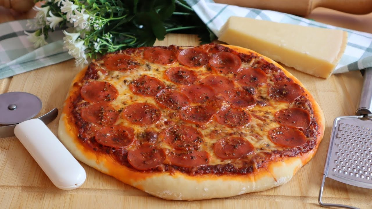 Cómo hacer PIZZA DE PEPPERONI O DIÁVOLA 😋 con masa casera 🇮🇹