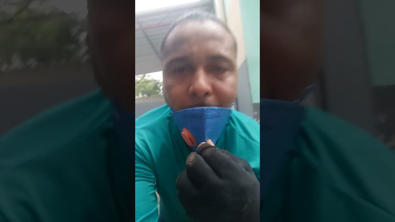 Passando removedor de tinta no tanque de combustível da moto cg 125.