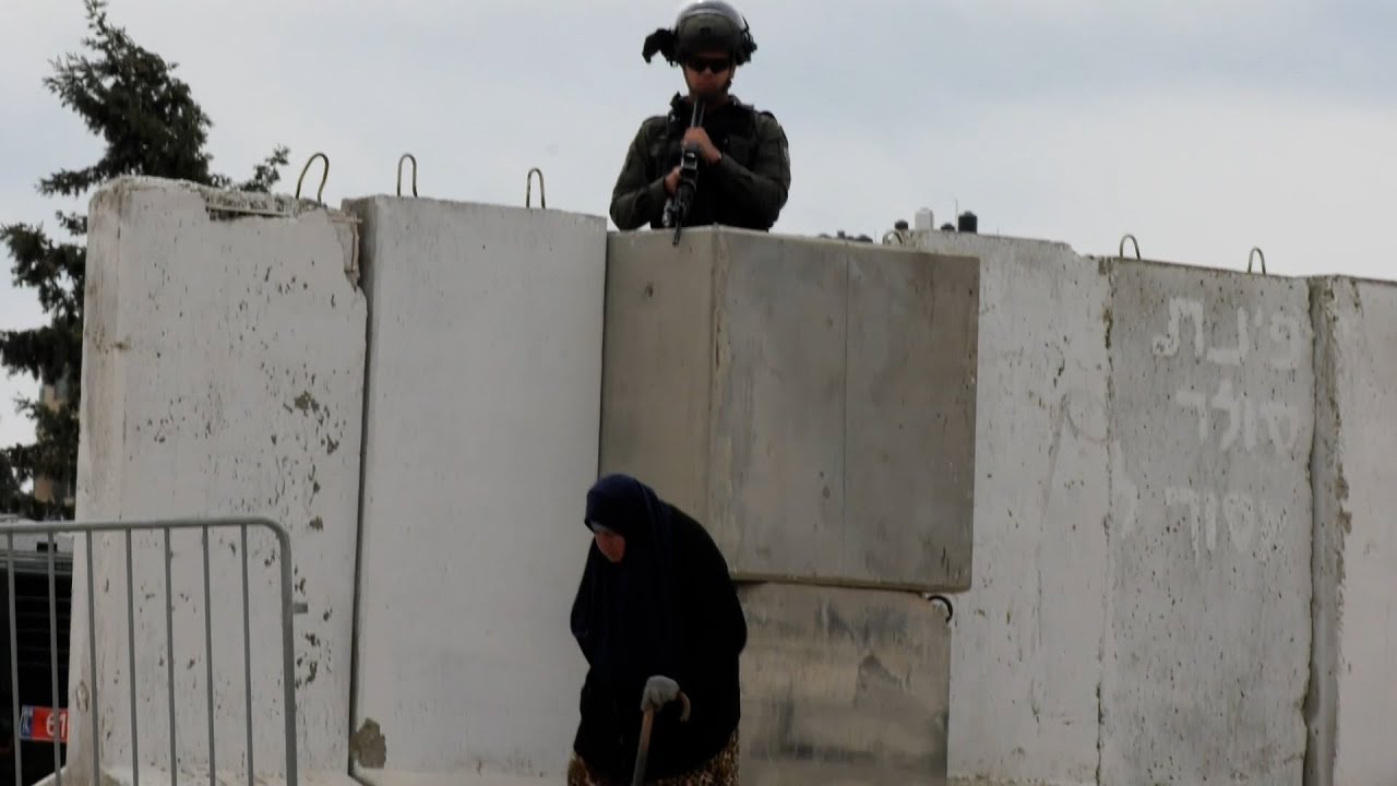 قوات الاحتلال الإسرائيلي تمنع آلاف الفلسطينيين من الوصول للقدس لأداء صلاة الجمعة في المسجد الأقصى