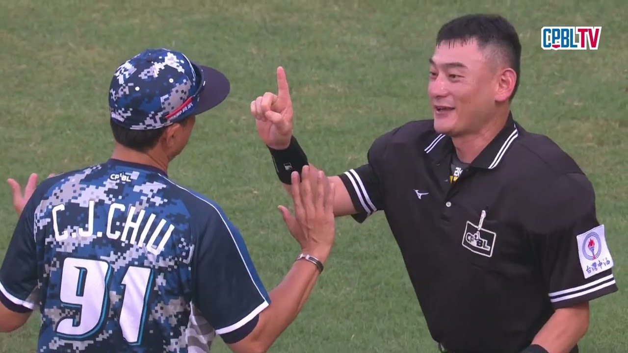08/06 統一 VS 富邦 二局下，李宗賢跑在三呎線外，所以分數不算，丘昌榮總教練遭驅逐出場